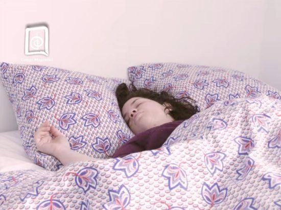 una ragazza dorme in un letto